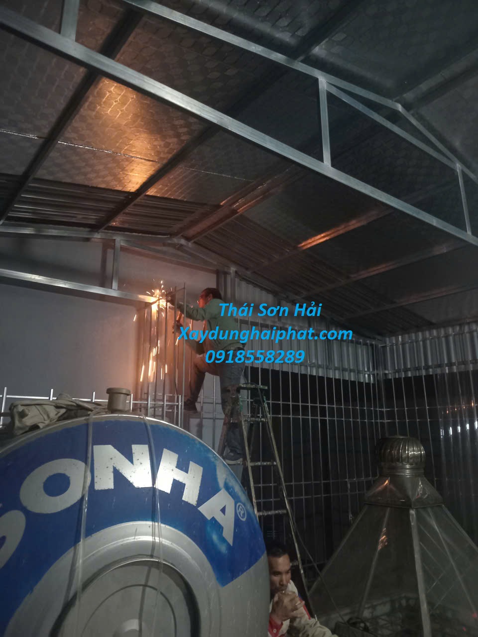 dich-vu-lam-lan-can-sat-gia-re-khung-sat-ban-cong-co-cua-mo-o-HN-2