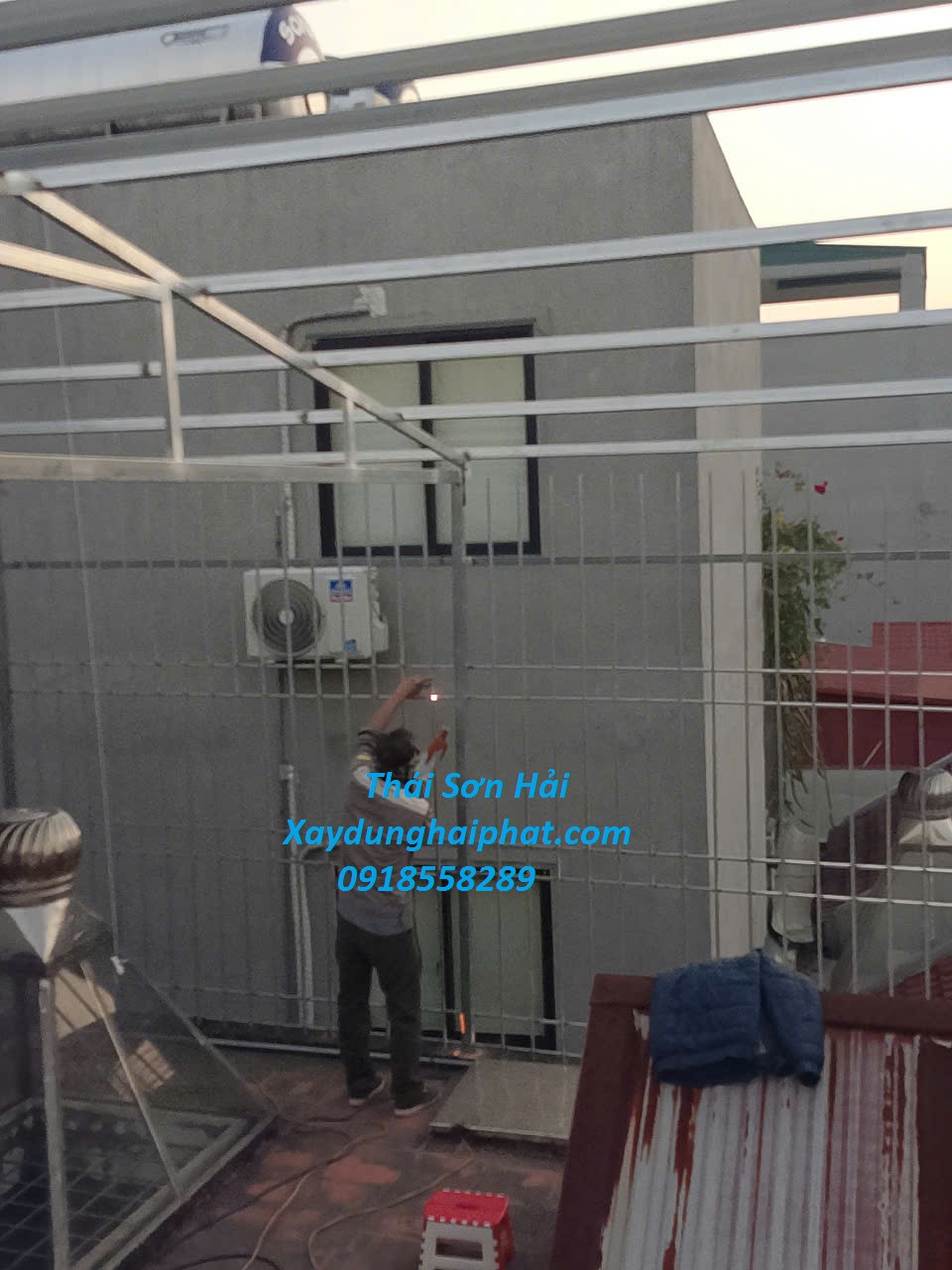 dich-vu-lam-lan-can-sat-gia-re-khung-sat-ban-cong-co-cua-mo-o-HN-3