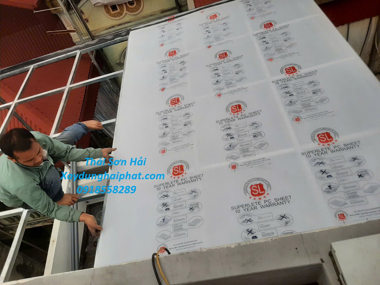 dich-vu-lam-mai-nhua-lam-mai-che-poly-dep-cho-san-thuong-o-HN-2