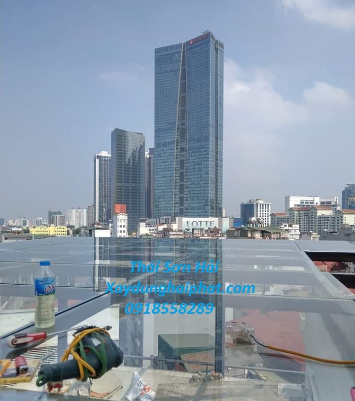 dich-vu-lam-mai-nhua-lay-sang-lap-dat-tam-lop-poly-gia-re-3