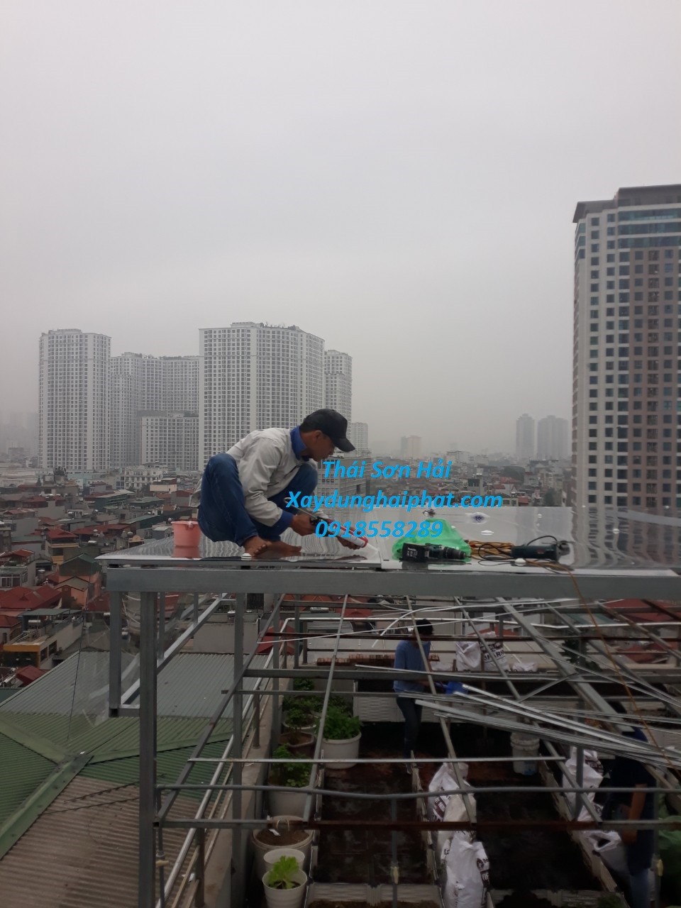 dich-vu-lam-mai-nhua-poly-lay-sang-thi-cong-mai-che-nhua-thong-minh-o-hn-3