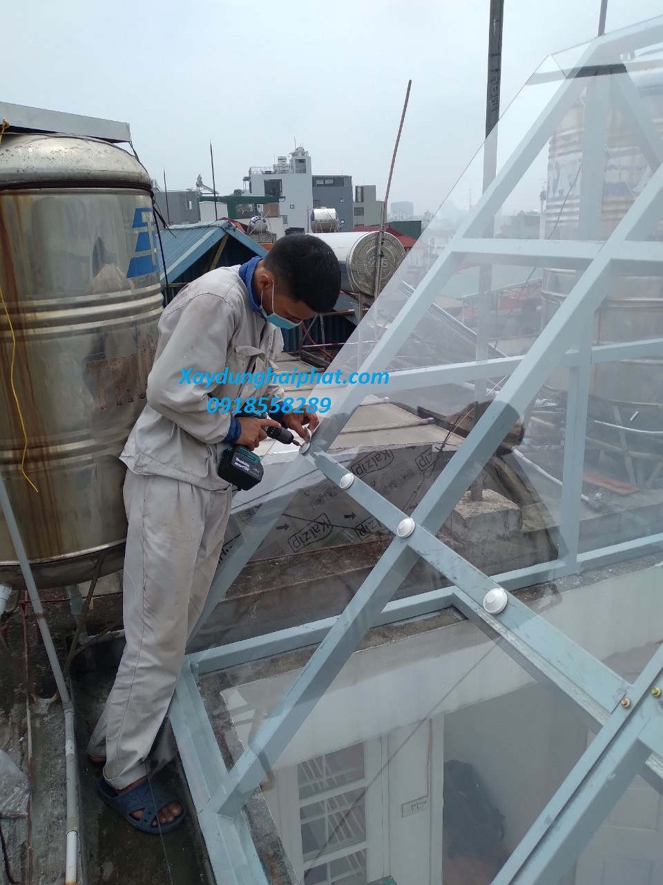dich-vu-lam-mai-nhua-thong-minh-lap-dat-mai-nhua-lay-sang-polycarbonate-1
