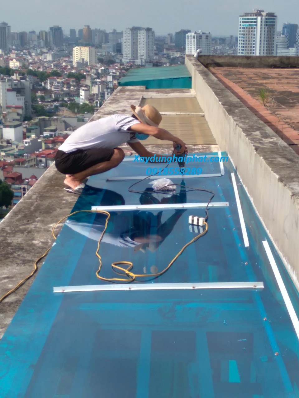 dich-vu-lam-mai-nhua-thong-minh-lap-dat-mai-nhua-lay-sang-polycarbonate-3