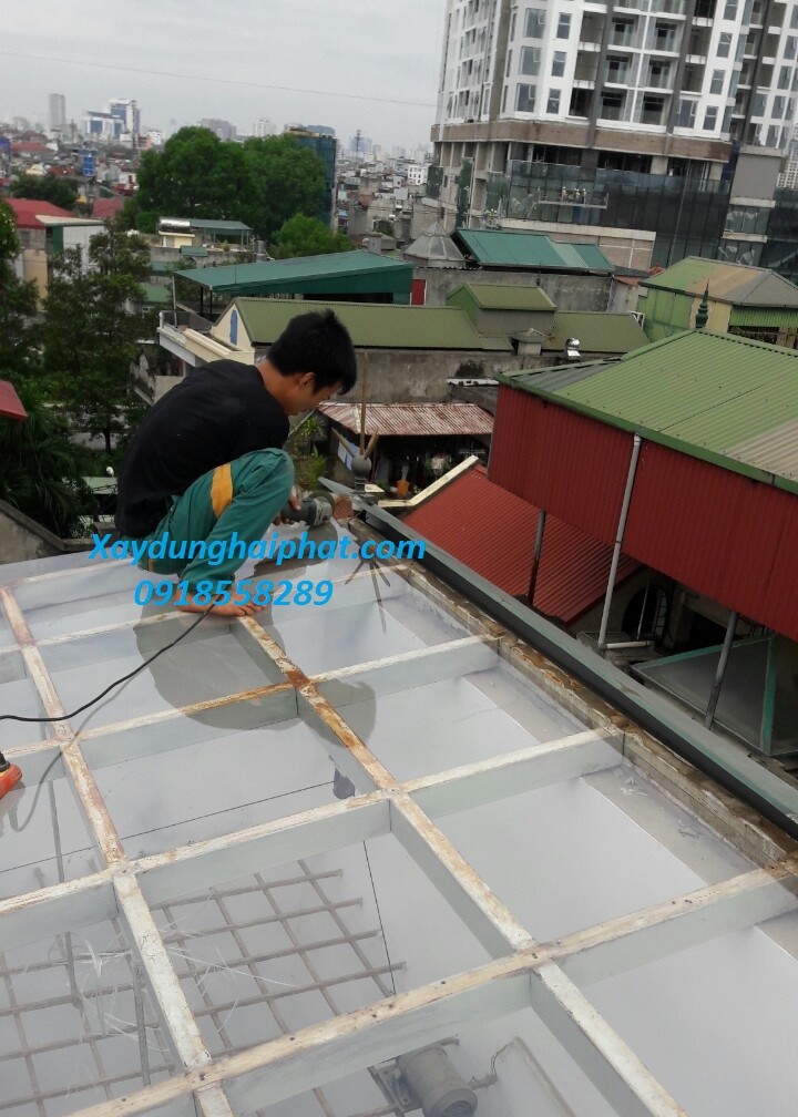 dich-vu-lam-mai-nhua-thong-minh-lap-dat-mai-nhua-lay-sang-polycarbonate-4