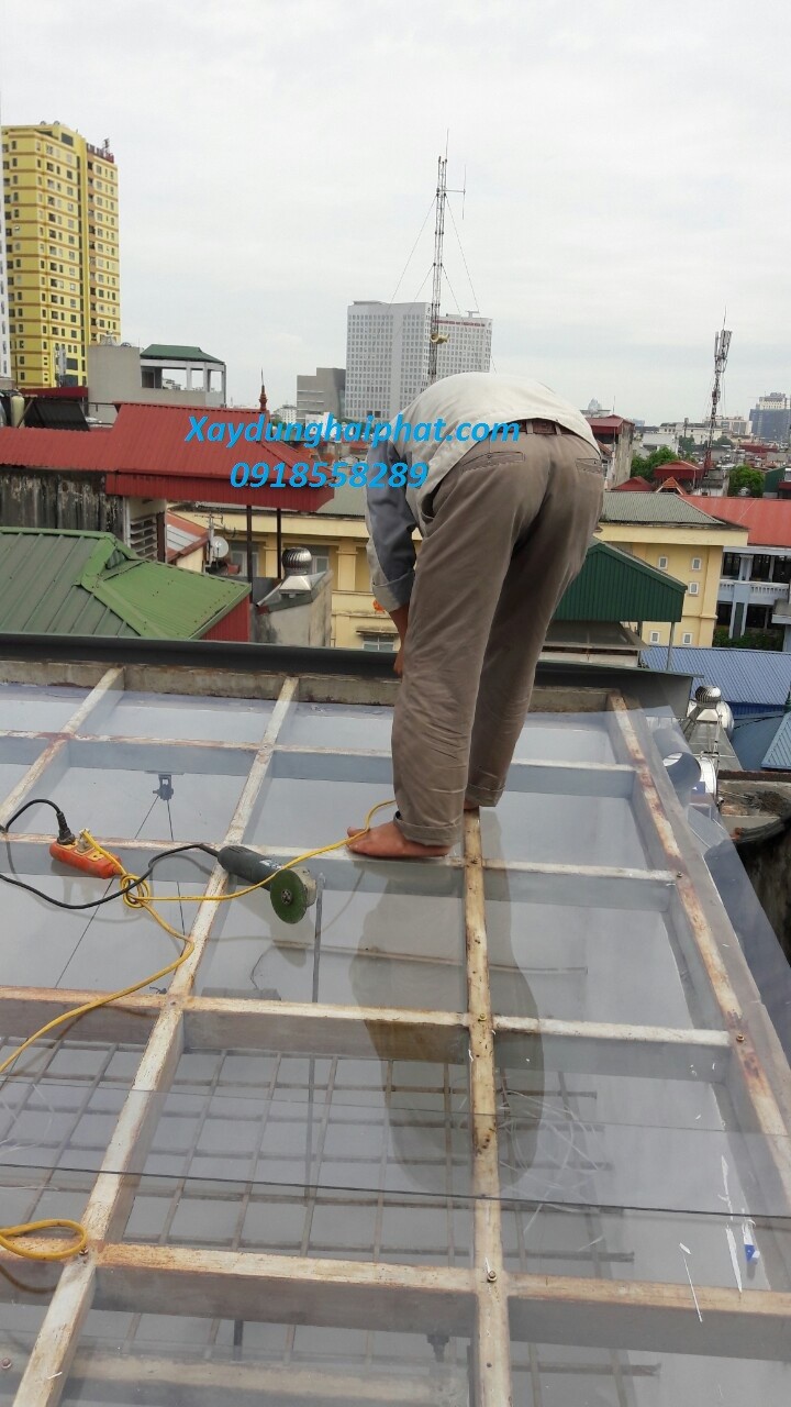 dich-vu-lam-mai-nhua-thong-minh-lap-dat-mai-nhua-lay-sang-polycarbonate-5