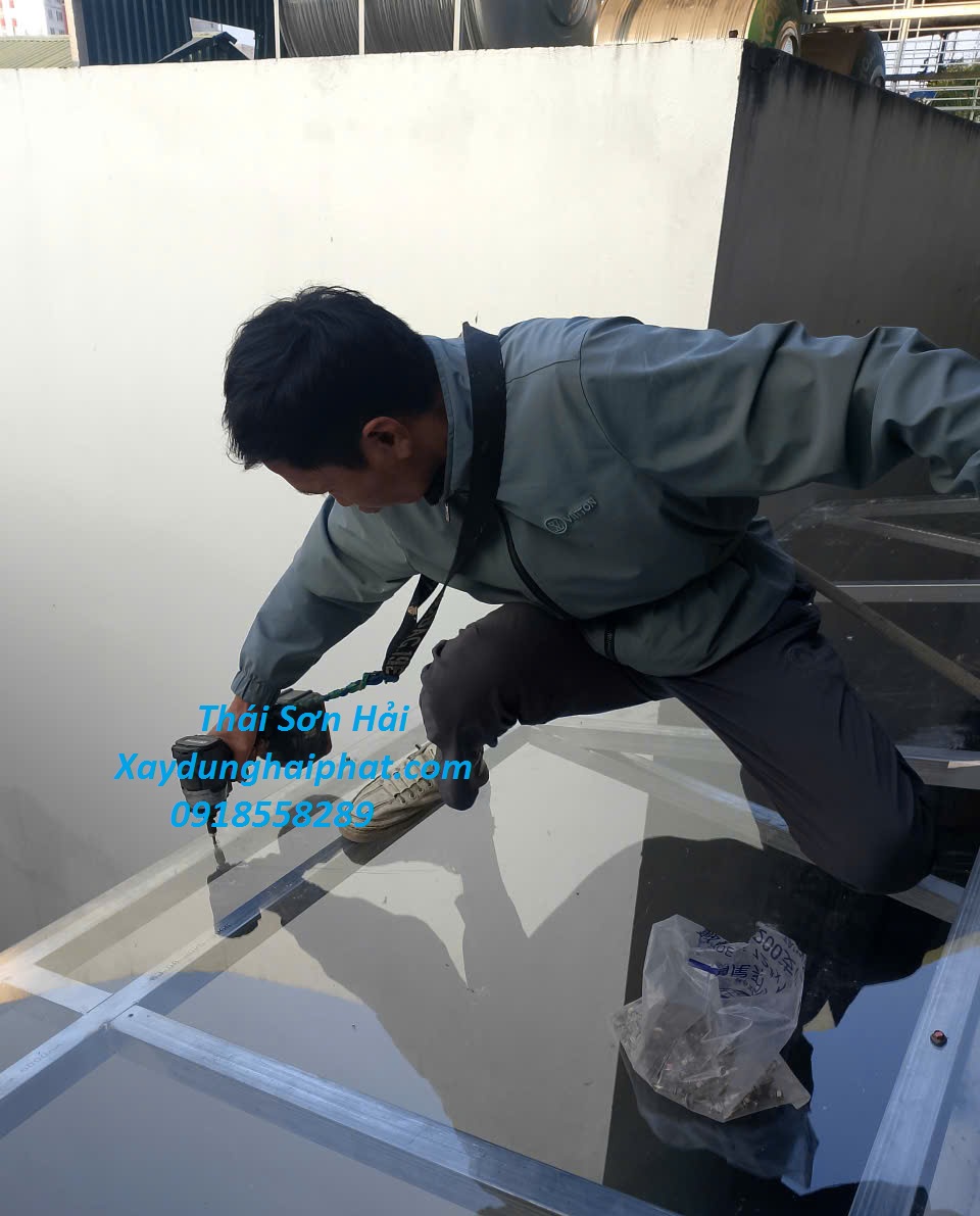 dich-vu-lap-dat-mai-nhua-poly-lay-sang-tai-Ha-Noi-2