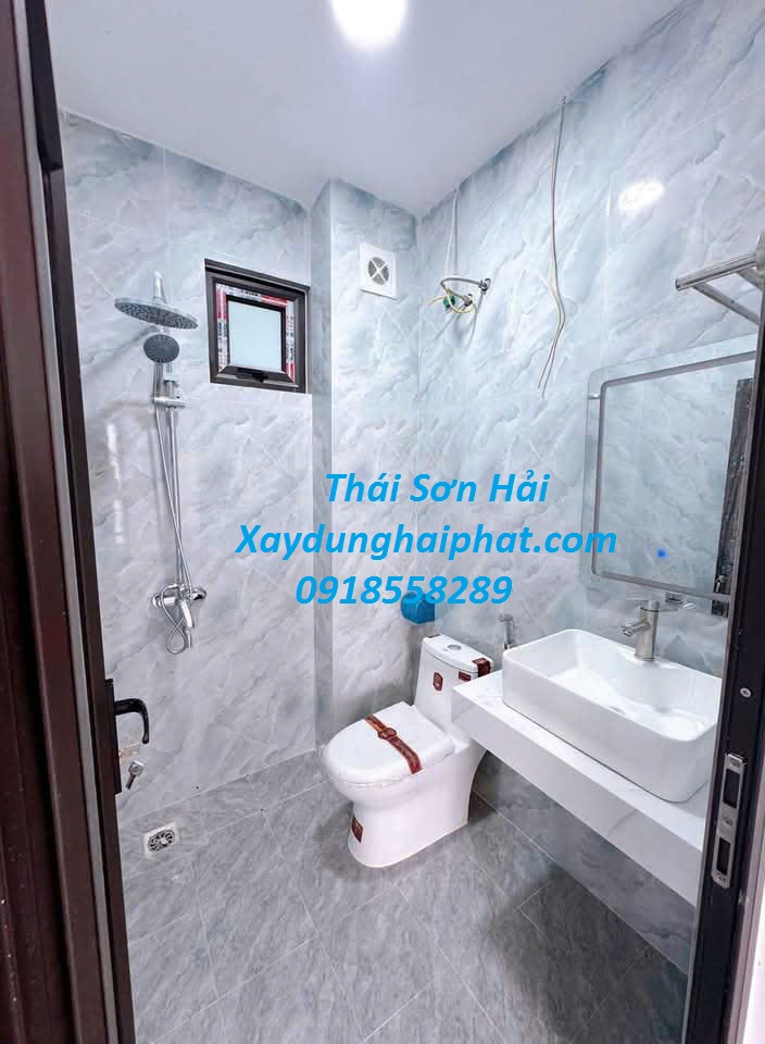 dich-vu-lat-nen-chong-tham-nen-nha-tam-hieu-qua-o-HN-5