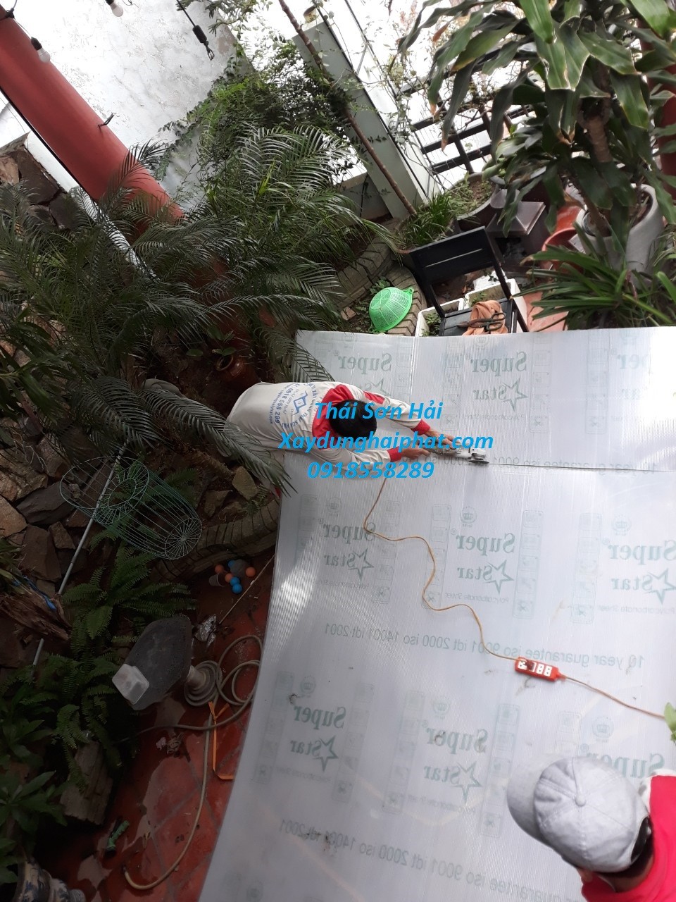 dich-vu-lop-mai-poly-lay-sang-lam-mai-che-san-bang-nhua-thong-minh-o-hn-gia-re-1