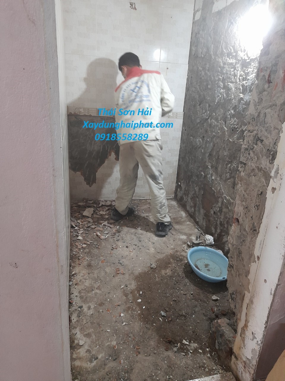 dich-vu-sua-chua-chong-tham-nha-ve-sinh-toilet-cu-o-ha-noi-uy-tin-2