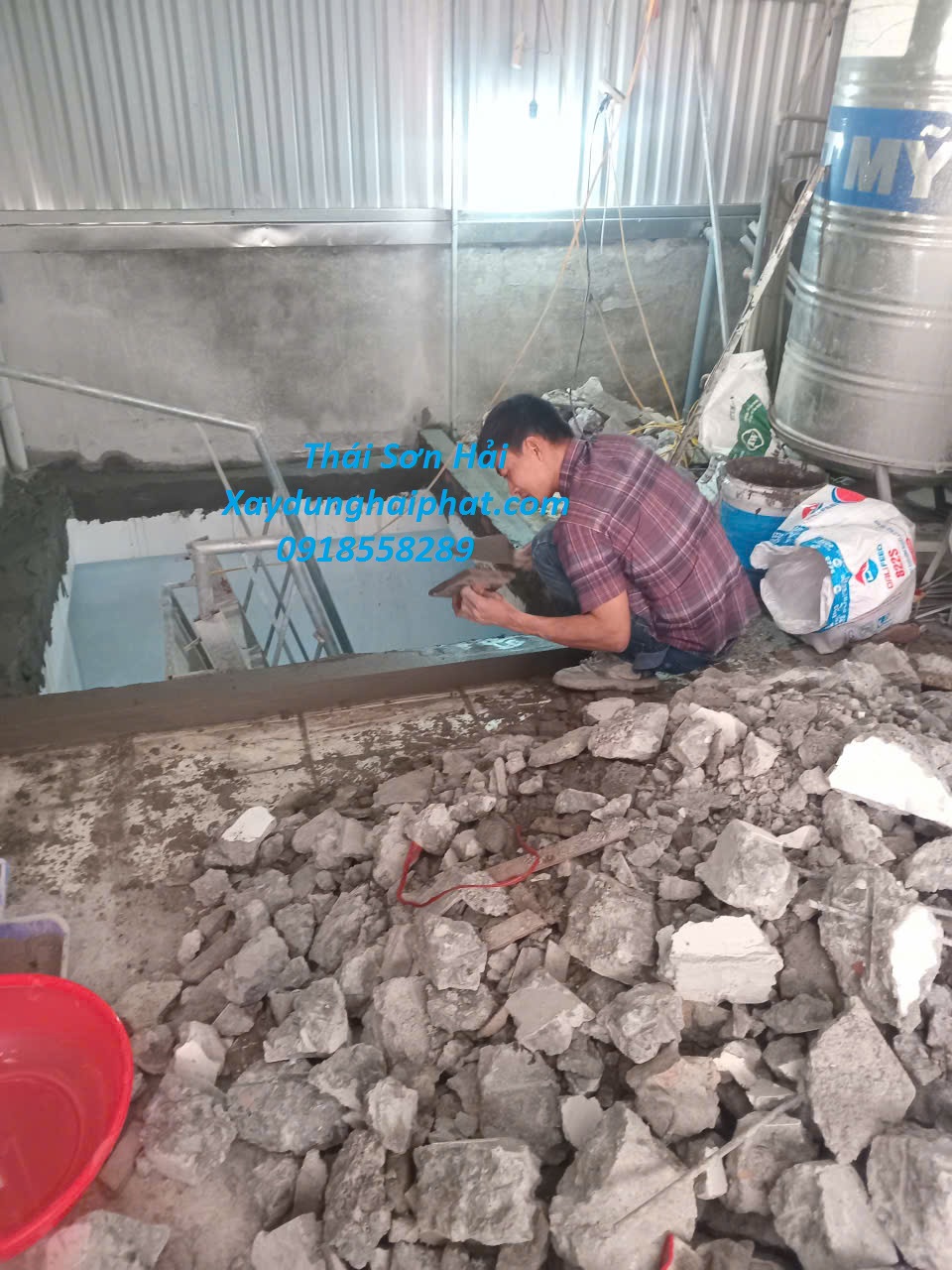 dich-vu-sua-chua-nha-pho-gia-re-xay-phong-tren-san-thuong-o-HN-3