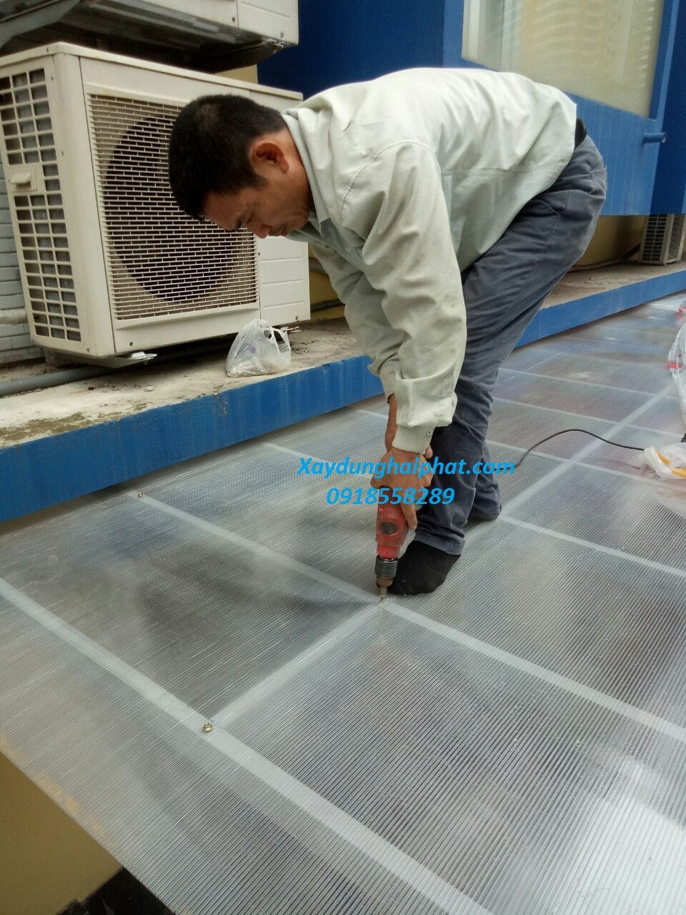 dich-vu-thi-cong-tam-lop-lay-san-polycarbonate-chinh-hang-1