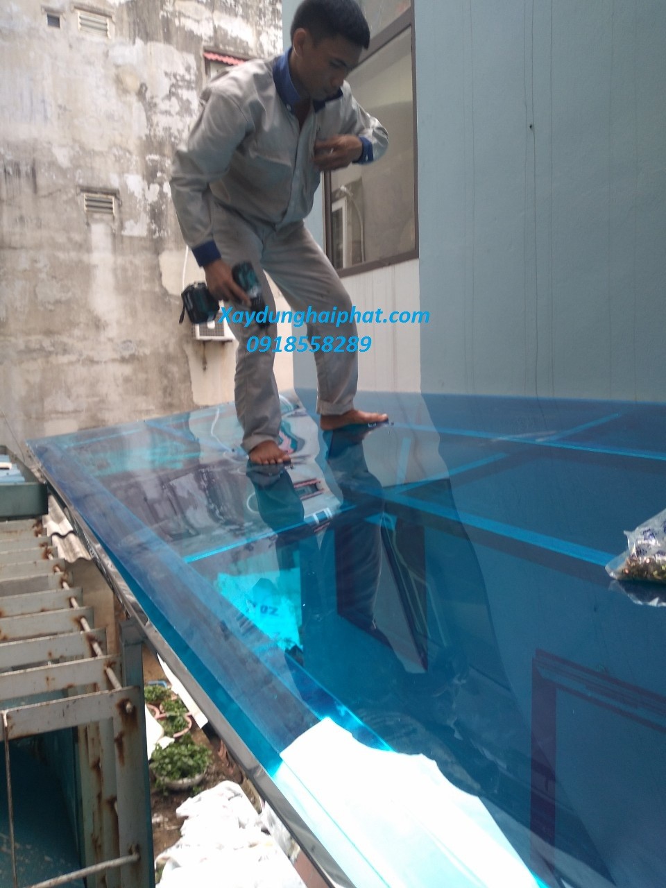 dich-vu-thi-cong-tam-lop-lay-san-polycarbonate-chinh-hang-2