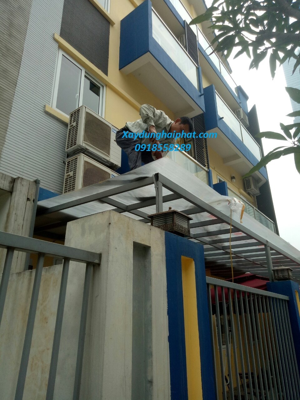 dich-vu-thi-cong-tam-lop-lay-san-polycarbonate-chinh-hang-3