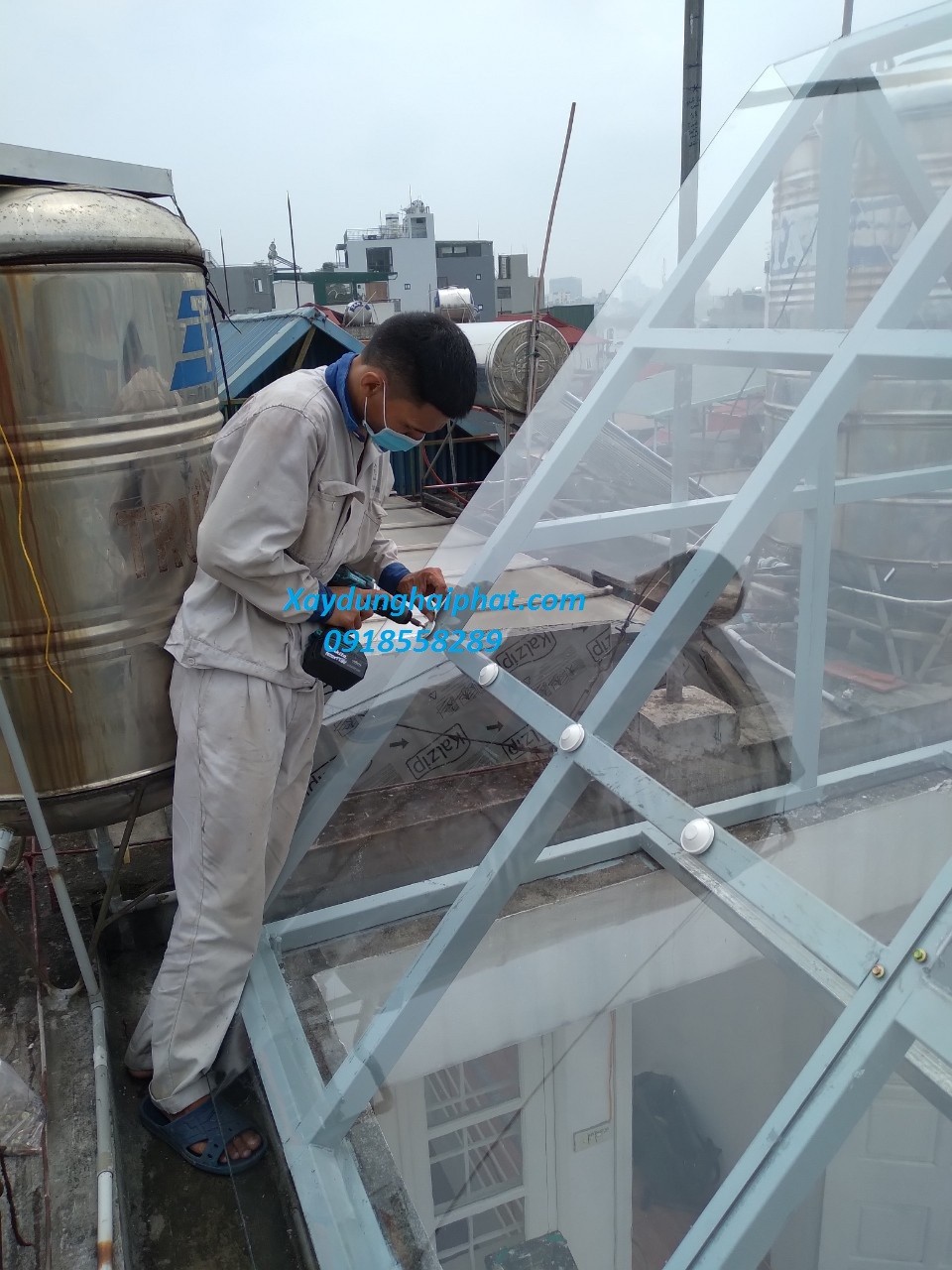 dich-vu-thi-cong-tam-lop-lay-san-polycarbonate-chinh-hang-4