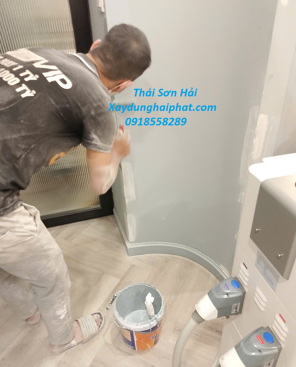 dich-vu-trat-tuong-cai-tao-tuong-nha-cu-bi-tham-o-HN-2