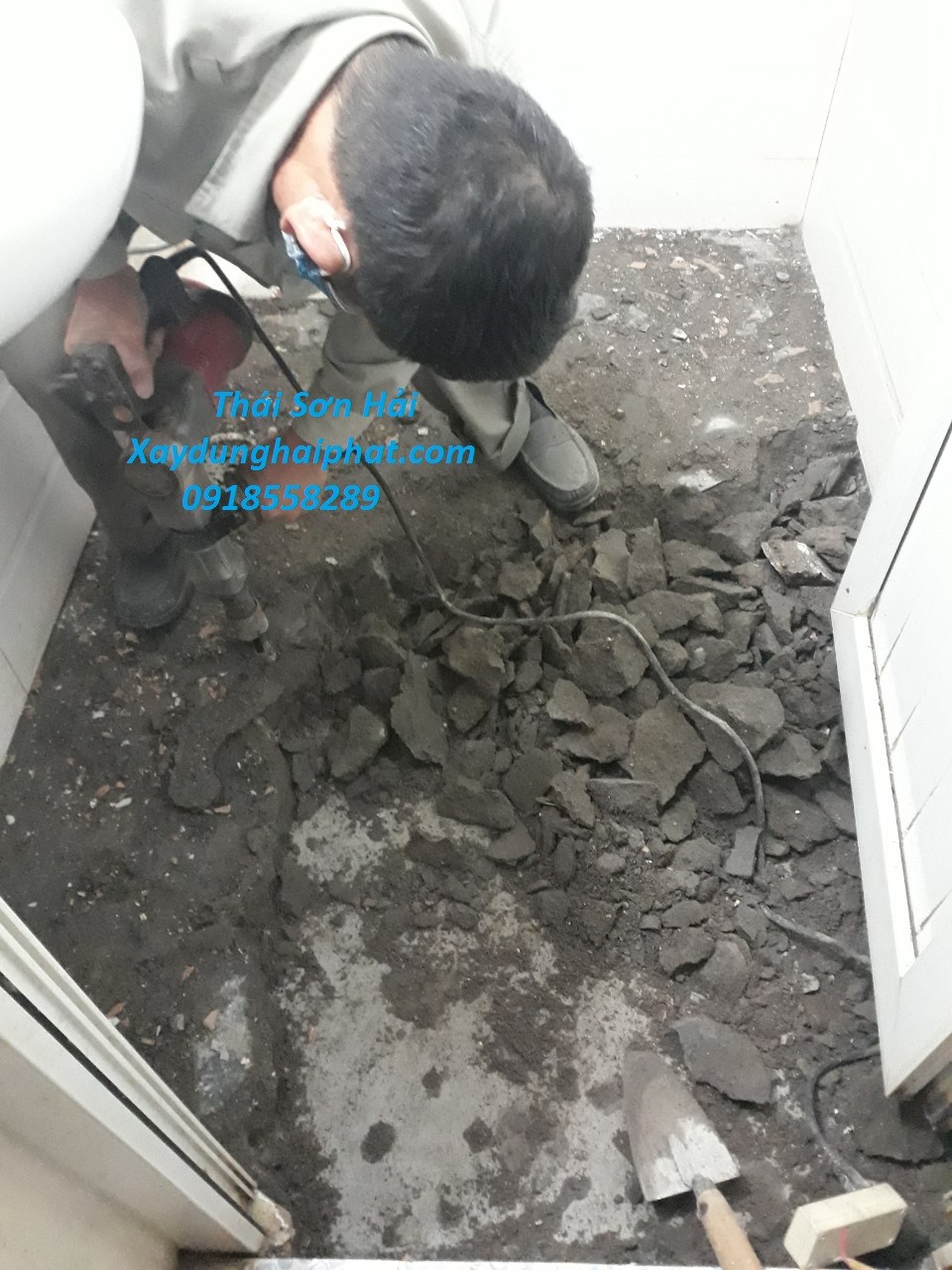 doi-ngu-tho-chong-tham-xu-ly-chong-tham-nha-ve-sinh-cu-tai-nam-tu-liem-1