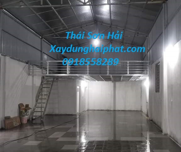 doi-ngu-tho-co-khi-chuyen-lam-gac-xep-bang-tam-be-tong-nhe-o-ha-noi-1