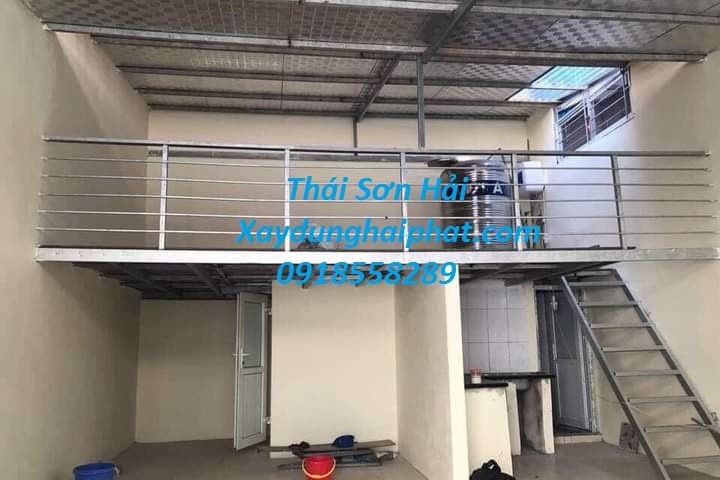 doi-ngu-tho-co-khi-chuyen-lam-gac-xep-bang-tam-be-tong-nhe-o-ha-noi-3