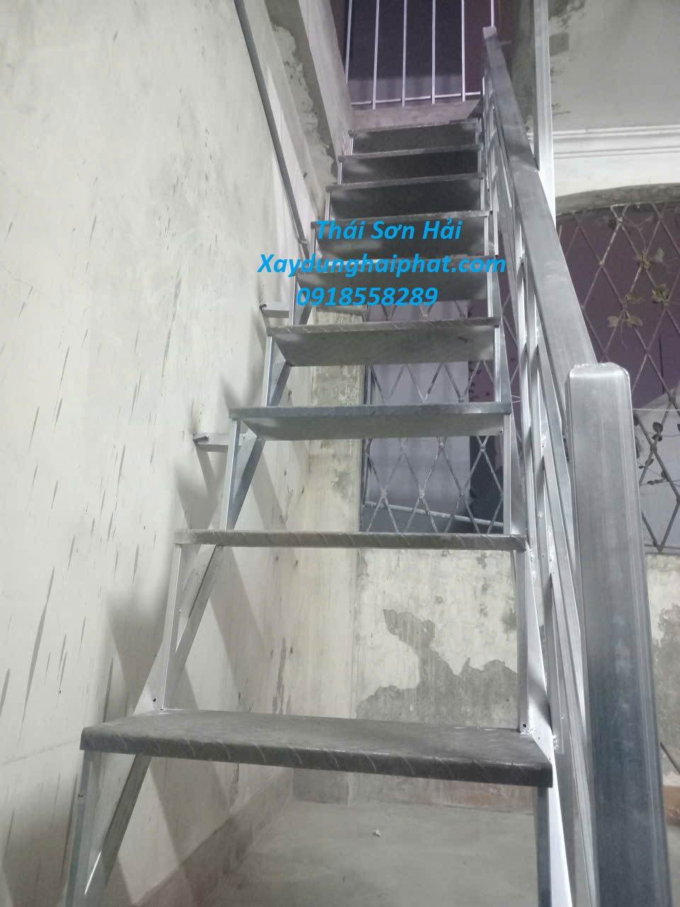 doi-ngu-tho-co-khi-lam-cau-thang-sat-cho-nha-nho-hep-o-HN-1