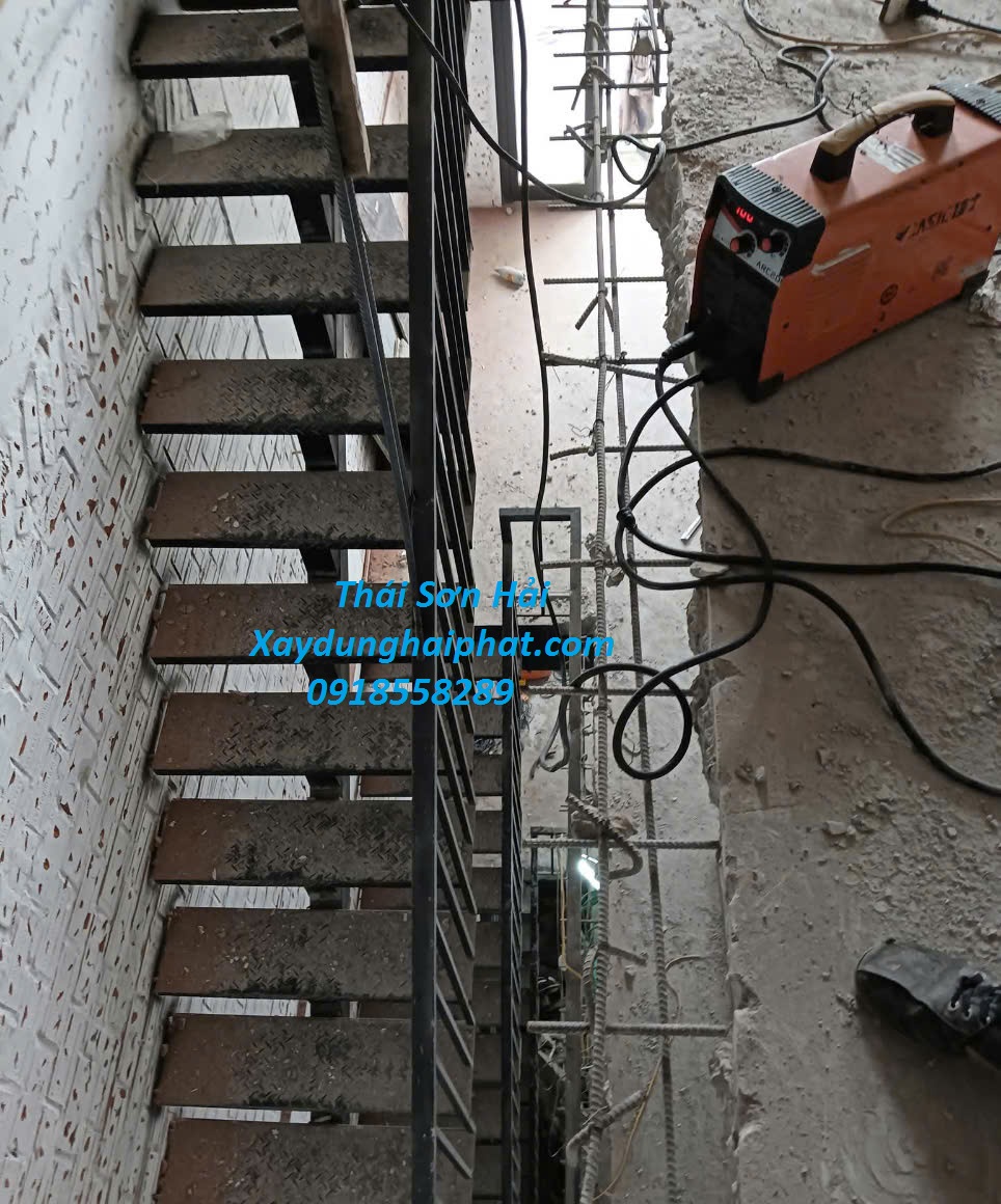 doi-ngu-tho-co-khi-lam-cau-thang-sat-cho-nha-nho-hep-o-HN-4