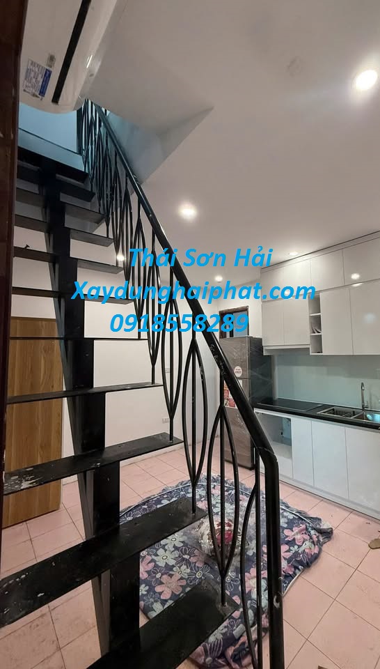 doi-ngu-tho-co-khi-lam-cau-thang-sat-cho-nha-nho-hep-o-HN-5