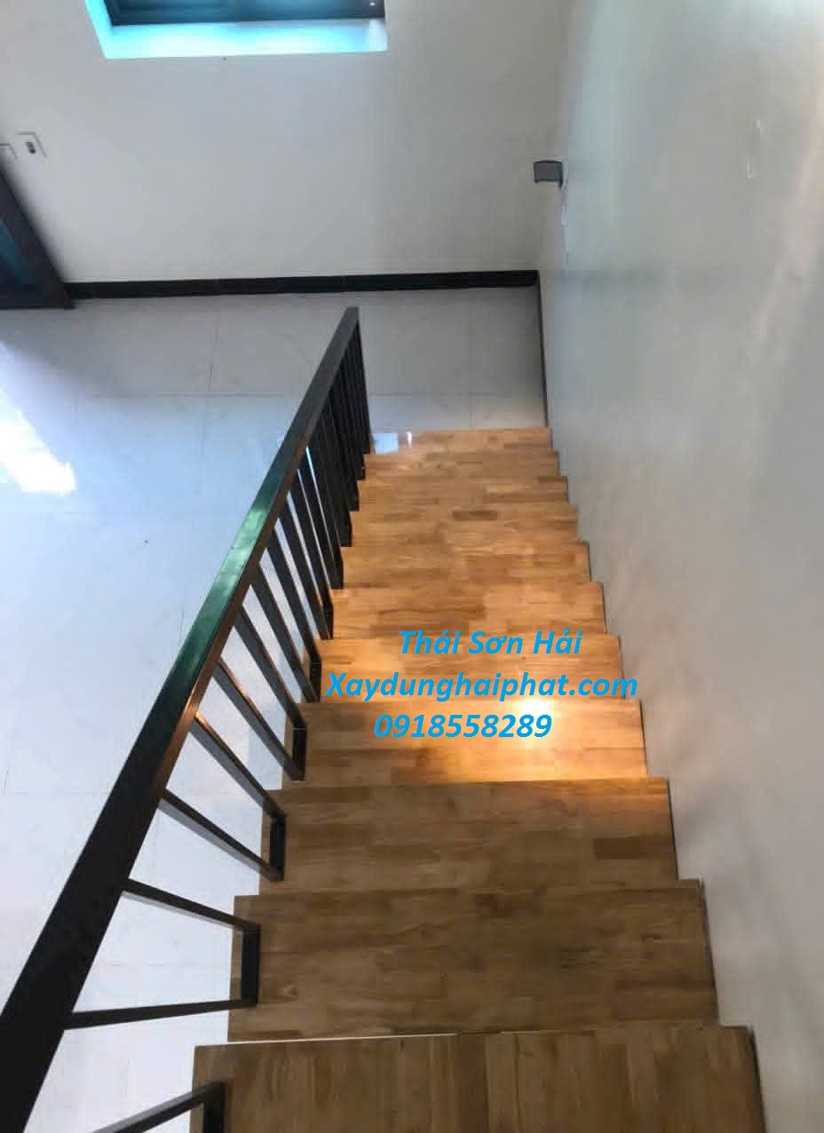 doi-ngu-tho-co-khi-lam-cau-thang-sat-cho-nha-nho-hep-o-HN-6