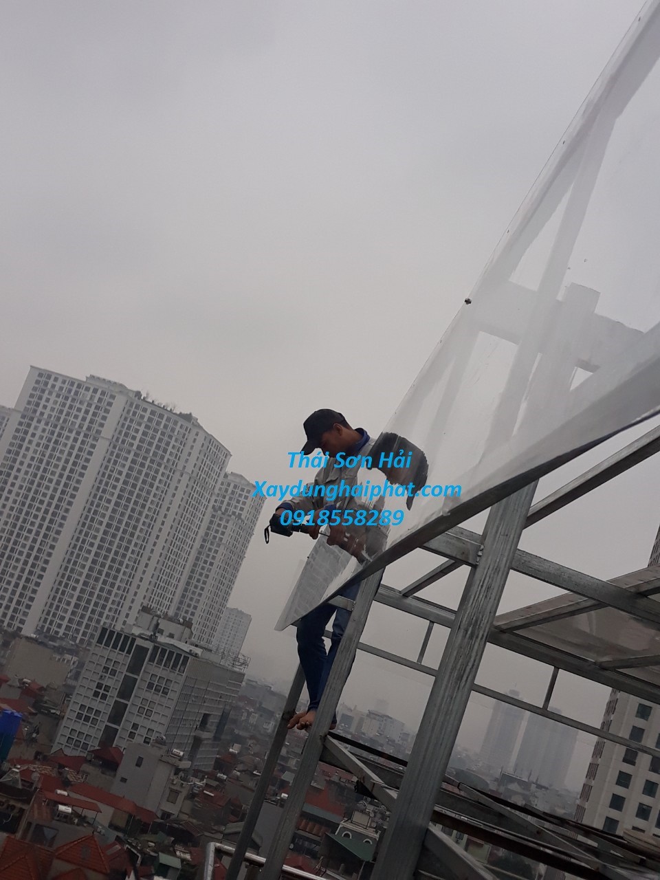 doi-ngu-tho-lam-mai-poly-chuyen-thi-cong-mai-nhua-thong-minh-tai-ha-noi-5