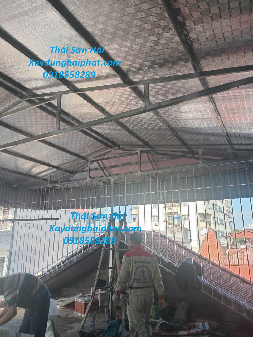 doi-ngu-tho-lam-mai-ton-sua-chua-mai-ton-cu-tai-Ha-Noi-1