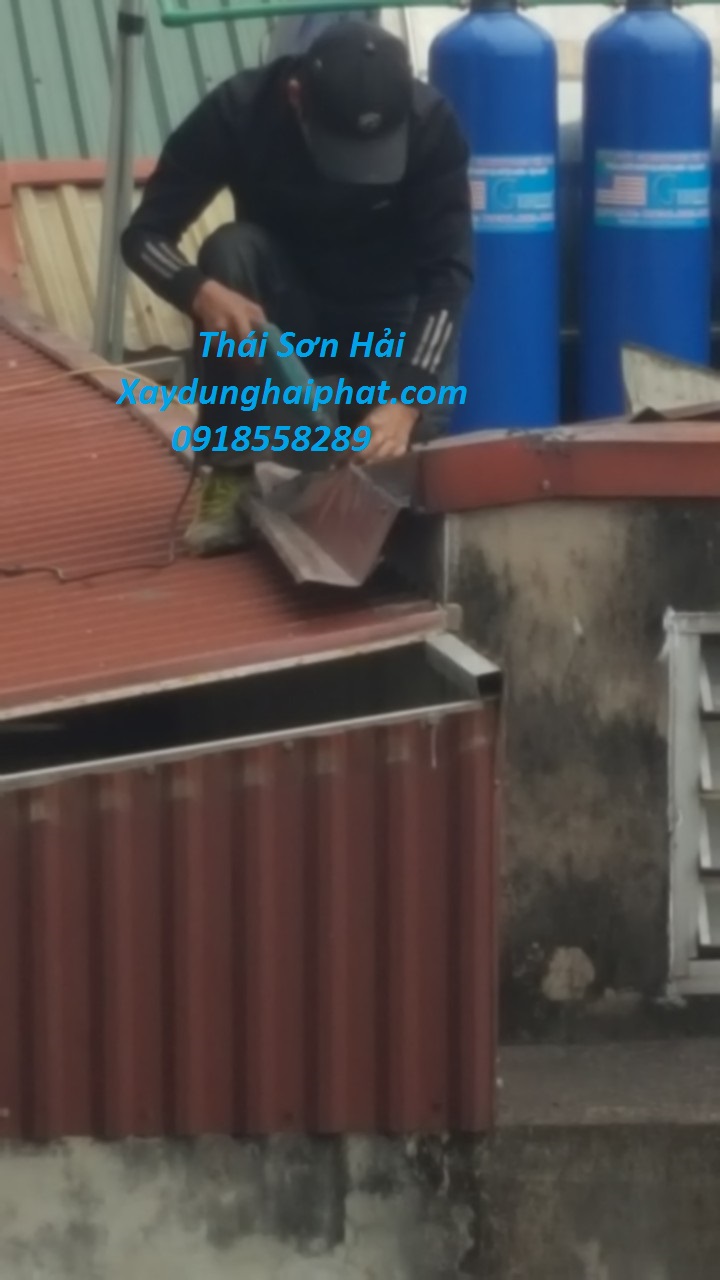 doi-ngu-tho-lam-mai-ton-sua-chua-mai-ton-cu-tai-Ha-Noi-4