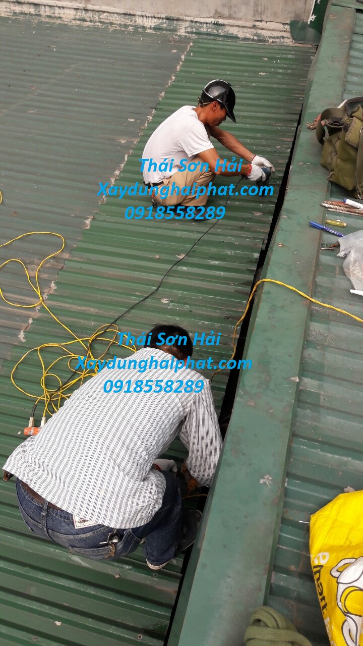 doi-ngu-tho-lam-mai-ton-sua-chua-mai-ton-cu-tai-Ha-Noi-5