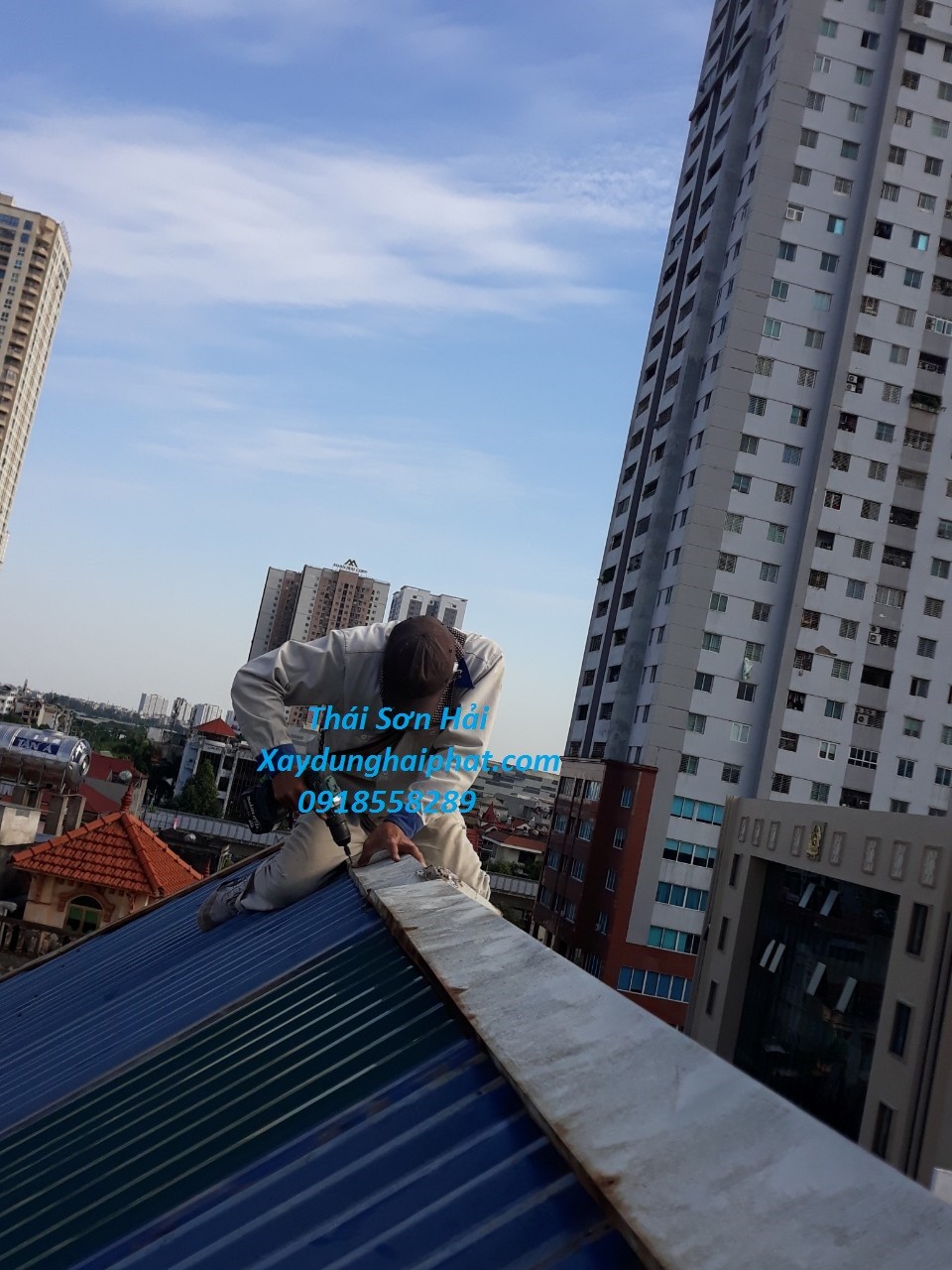 doi-ngu-tho-lop-mai-ton-thi-cong-mai-ton-gia-re-o-12-quan-ha-noi-2