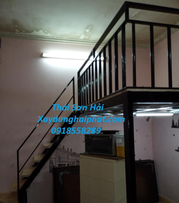 doi-ngu-tho-thi-cong-gac-xep-lam-gac-lung-bang-sat-o-hn-2