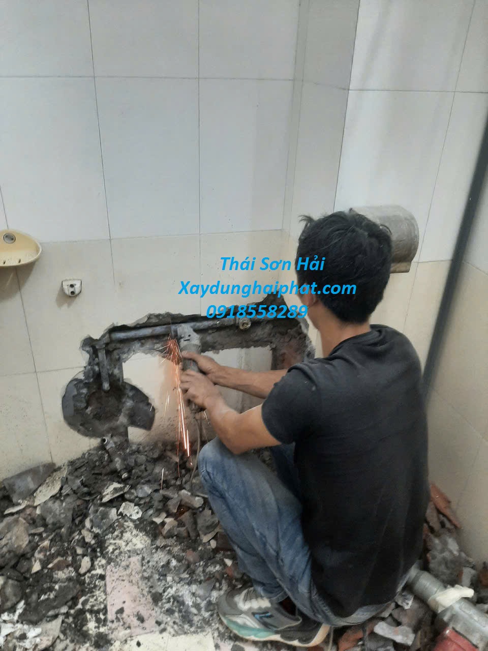 doi-ngu-tho-xu-ly-chong-tham-chong-tham-nuoc-cho-nha-tam-o-HN-3