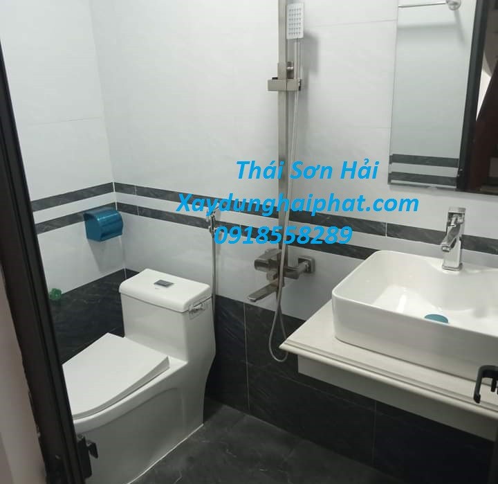 doi-ngu-tho-xu-ly-chong-tham-wc-chong-tham-dot-toilet-ha-noi-3