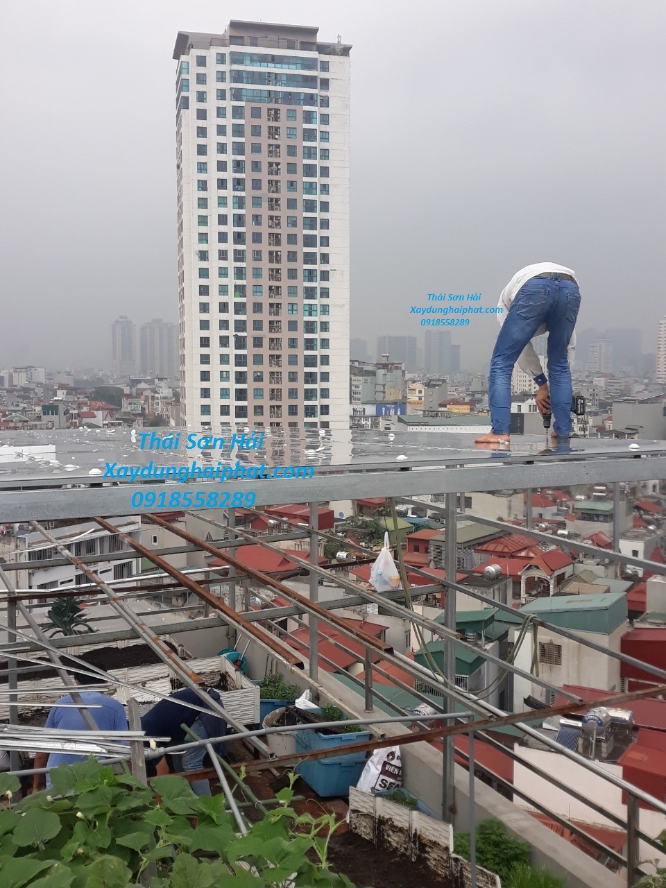 doi-thi-cong-mai-che-poly-lay-sang-chuyen-thi-cong-mai-nhua-thong-minh-o-ha-noi-3