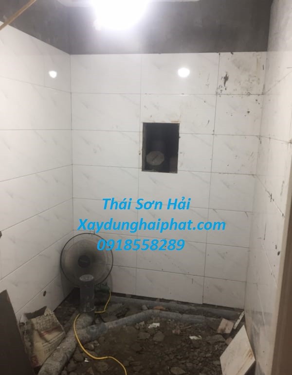 doi-tho-cai-tao-nha-ve-sinh-sua-nha-ve-sinh-bi-tham-nuoc-o-ha-noi-2