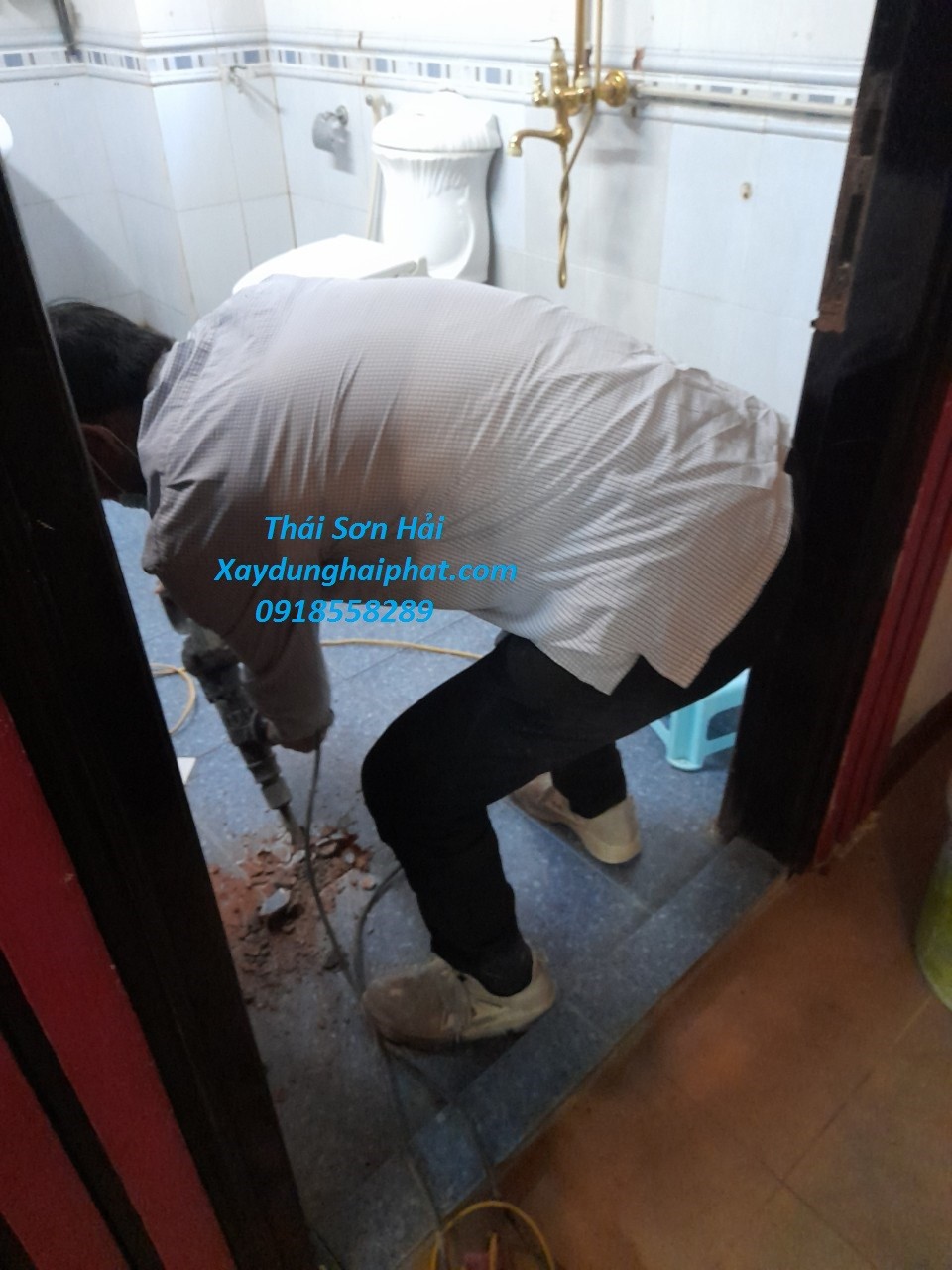 doi-tho-chong-tham-nha-ve-sinh-chong-tham-cho-san-toilet-cu-o-hn-2