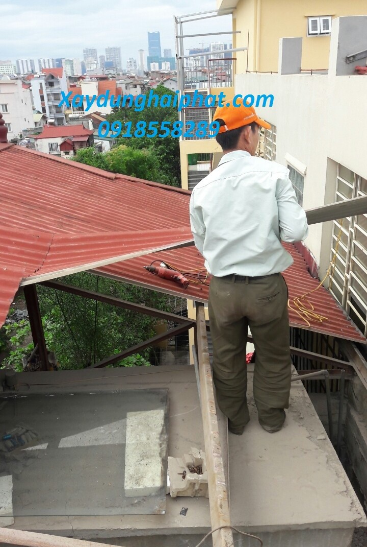 doi-tho-chuyen-ban-mai-ton-moi-thay-mai-ton-cu-bi-han-ri-tai-ha-noi-1