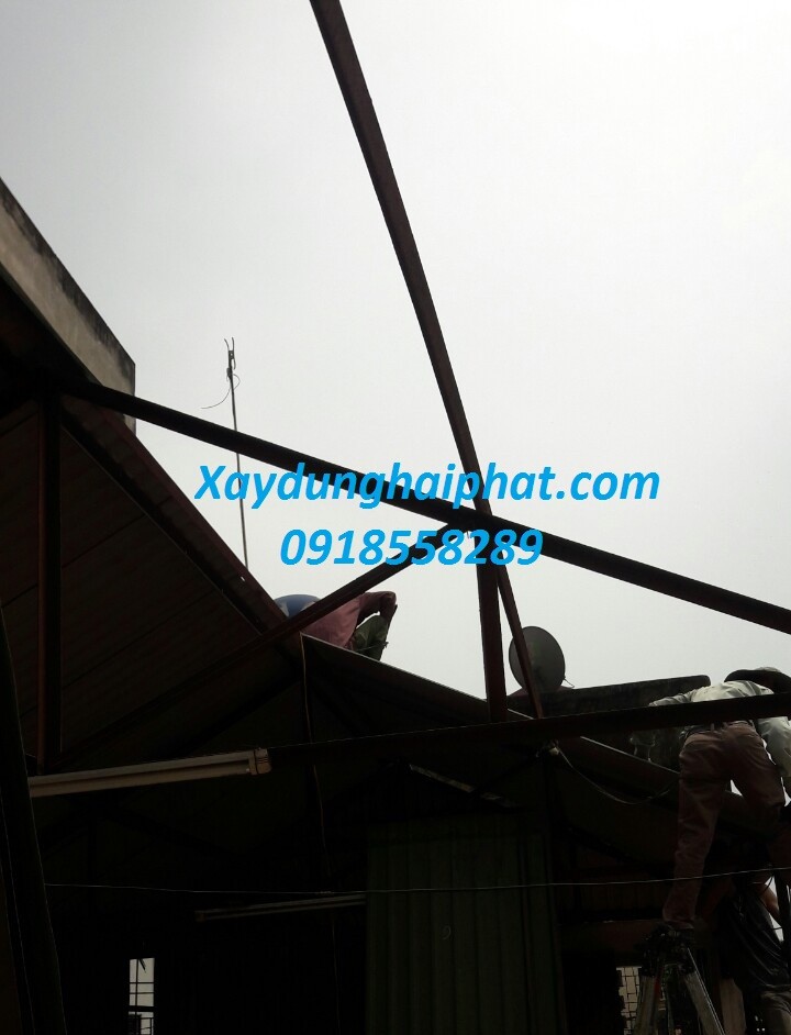 doi-tho-chuyen-ban-mai-ton-moi-thay-mai-ton-cu-bi-han-ri-tai-ha-noi-3