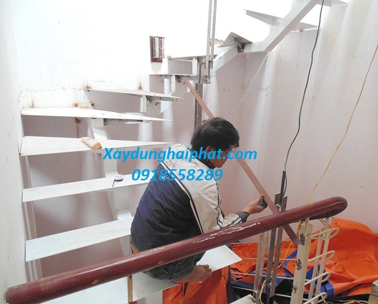 doi-tho-chuyen-cai-tao-nha-bep-sua-phong-khach-di-doi-cau-thang-o-hn-2