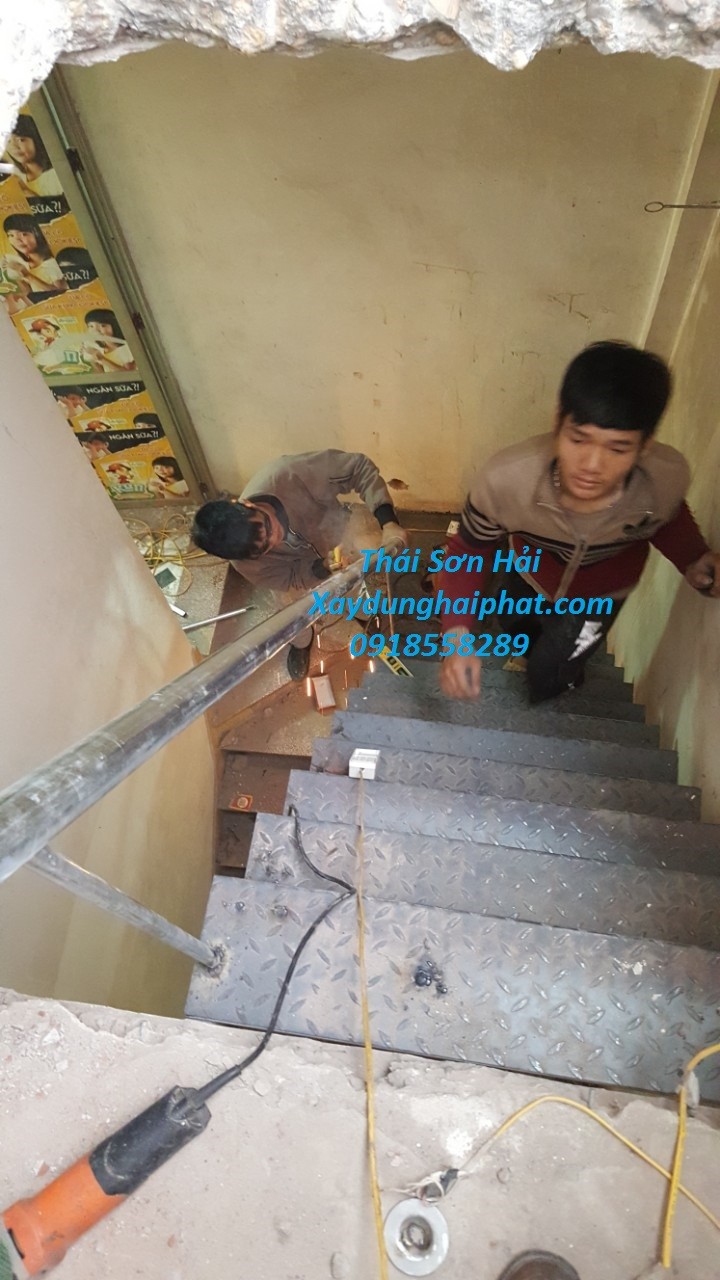 doi-tho-co-khi-chuyen-thi-cong-cau-thang-sat-o-ha-noi-3