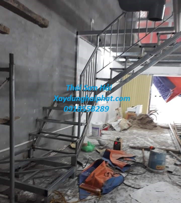 doi-tho-co-khi-chuyen-thi-cong-cau-thang-sat-o-ha-noi-4