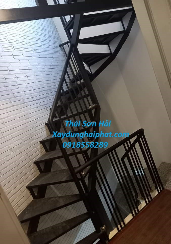 doi-tho-co-khi-chuyen-thi-cong-cau-thang-sat-o-ha-noi-5