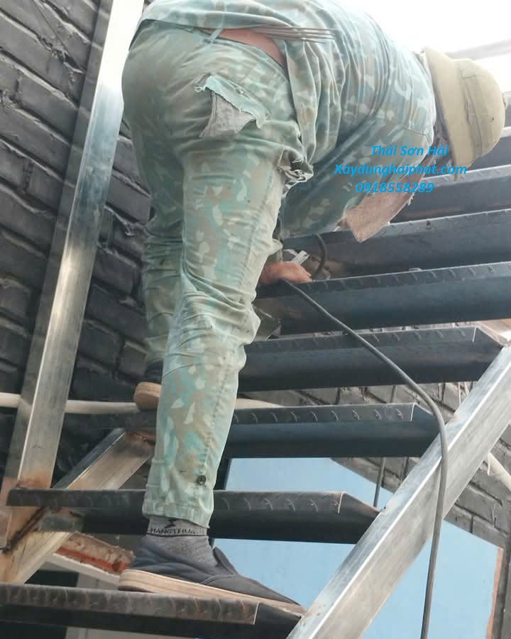 doi-tho-lam-cau-thang-inox-cau-thang-sat-chac-chan-o-HN-3