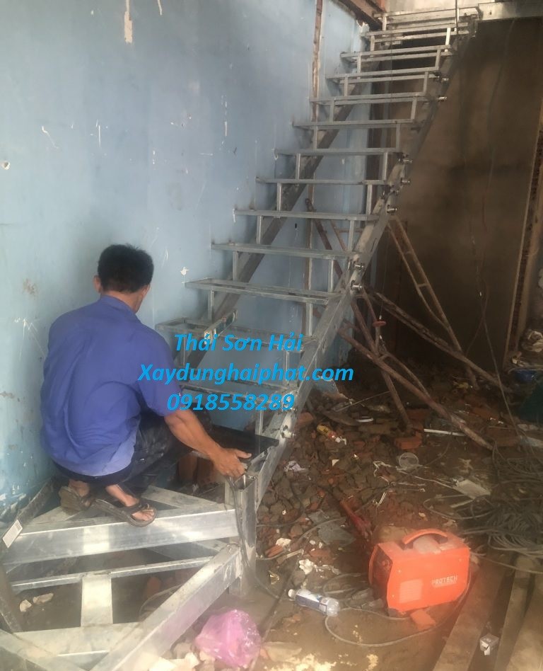 doi-tho-lam-cau-thang-sat-dep-lam-cau-thang-sat-tai-ha-noi-gia-re-4