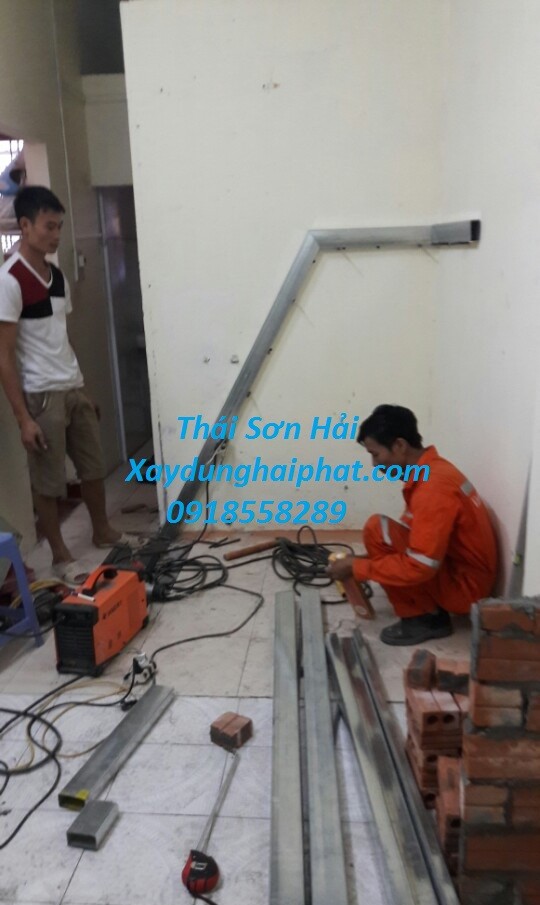 doi-tho-lam-cau-thang-sat-hop-chuyen-nhan-lam-cau-thang-sat-o-hn-3