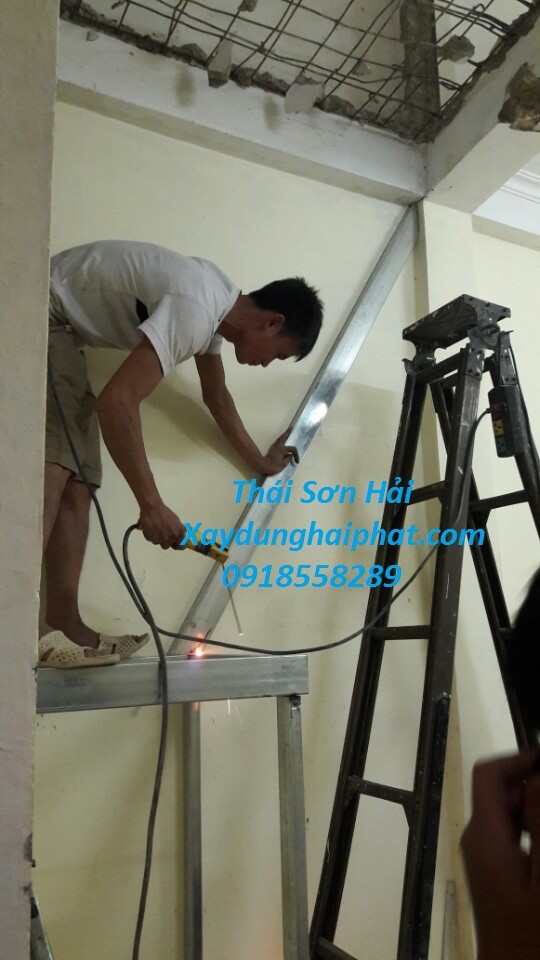 doi-tho-lam-cau-thang-sat-hop-chuyen-nhan-lam-cau-thang-sat-o-hn-4