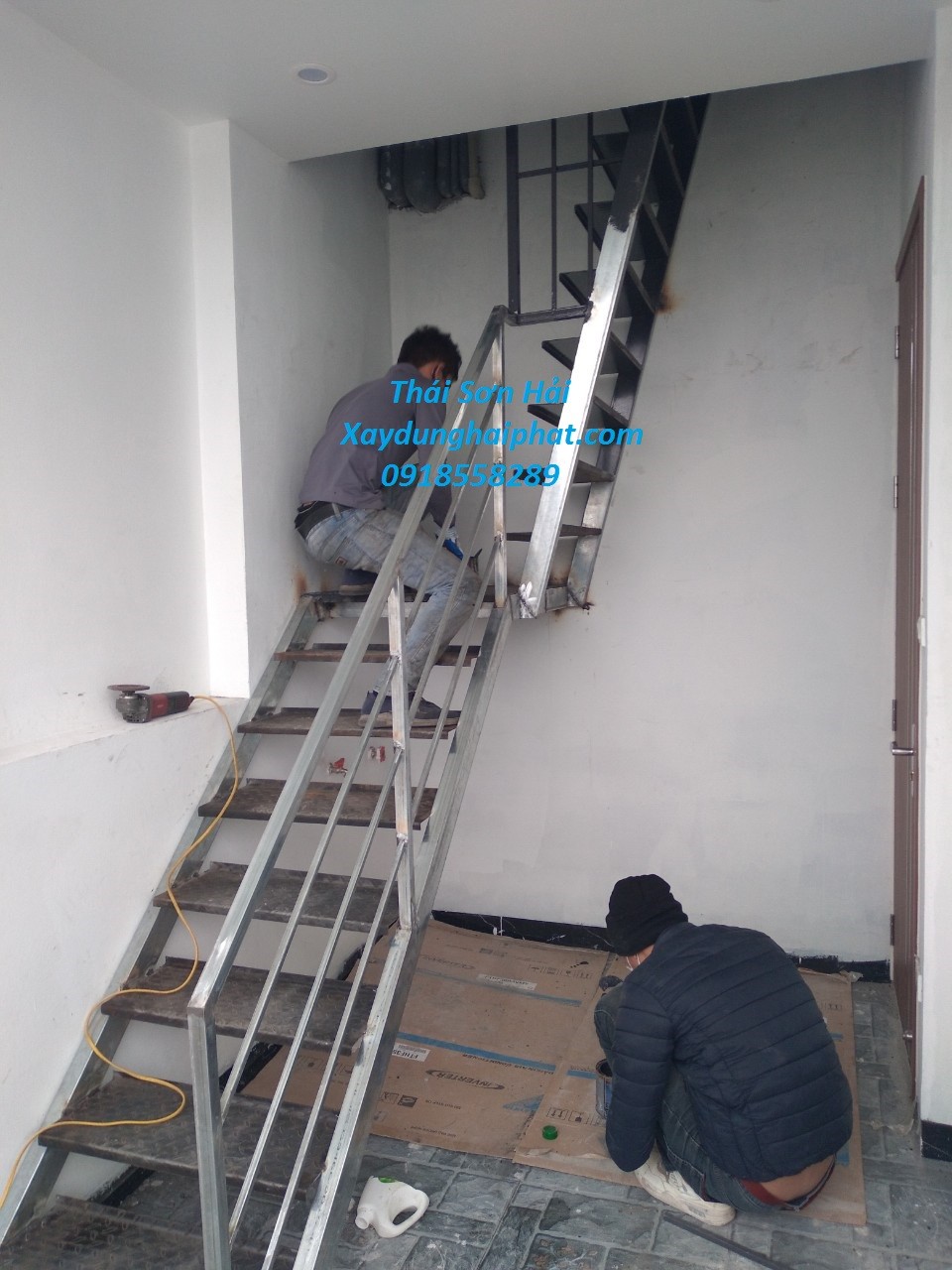 doi-tho-lam-cau-thang-sat-lam-cau-thang-inox-dep-o-hn-gia-re-1