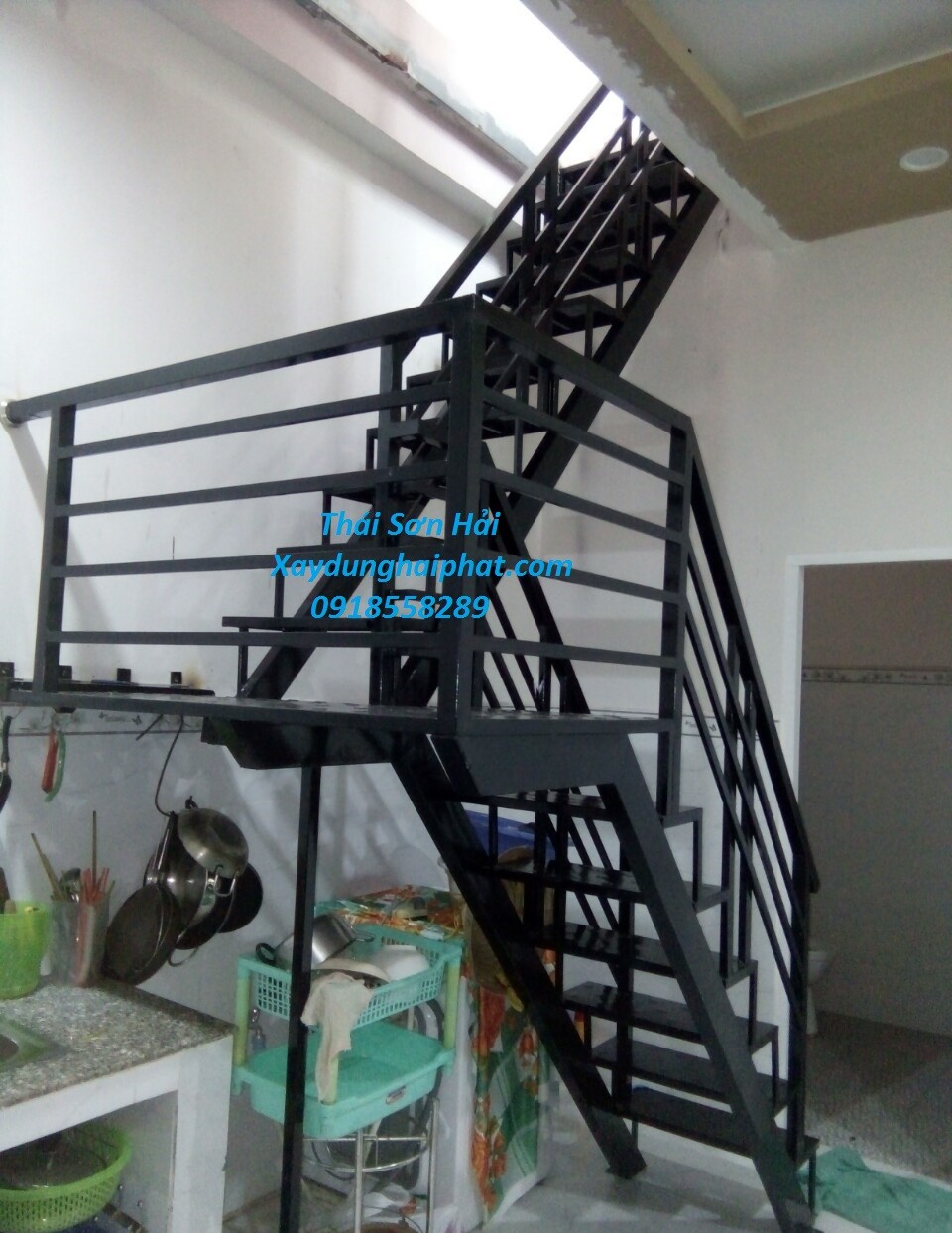 doi-tho-lam-cau-thang-sat-lam-cau-thang-inox-dep-o-hn-gia-re-4