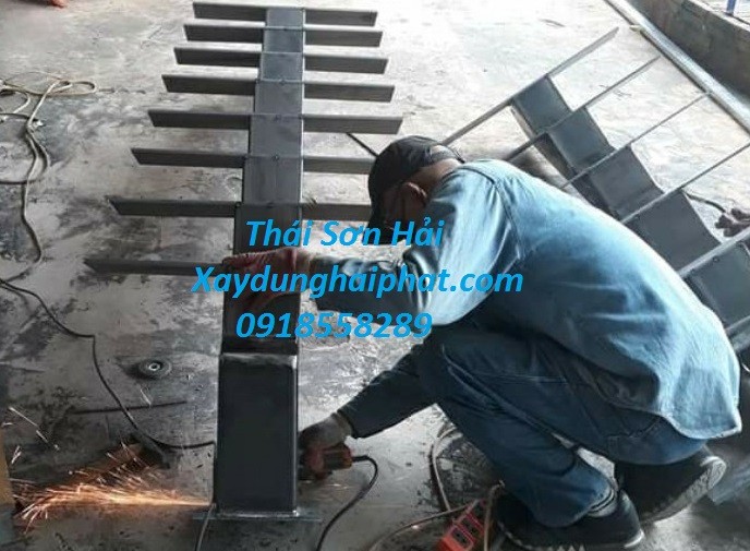 doi-tho-lam-cau-thang-sat-lam-cau-thang-inox-dep-o-hn-gia-re-5